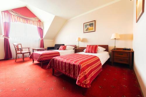 Кровать или кровати в номере Hotel Żubrówka Spa & Wellness