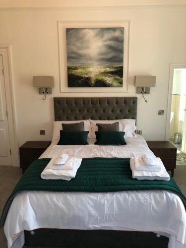 Una cama o camas en una habitación de The Strand Hotel, the former residence of Oscar Wilde