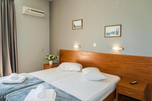 una camera da letto con un letto con due asciugamani sopra di Laganas Dreams 2 a Laganas