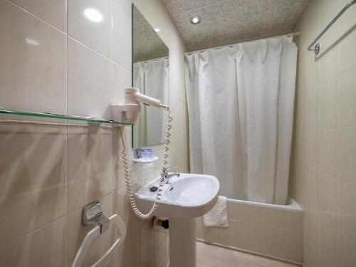 Ett badrum på Hotel Vela