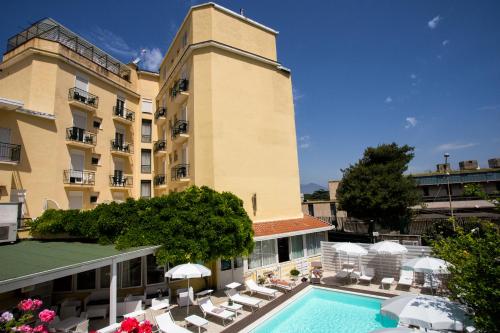 widok na hotel i basen w obiekcie Hotel Villa Serena w mieście Castellammare di Stabia