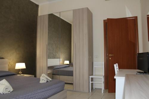 una camera d'albergo con letto e specchio di Cagliari 4u Self Check in a Cagliari