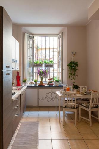una cucina con un tavolo e una finestra di ISABEL Guest House a Roma