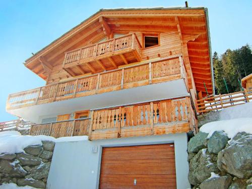 レ・コロンにあるA luxurious 12 person chalet with superb viewの木造の家(バルコニー、ガレージ付)