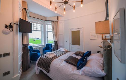 een slaapkamer met een groot bed en een raam bij The Strand Hotel former Home of Oscar Wilde & Caffe Vergnano 1882 in Bray