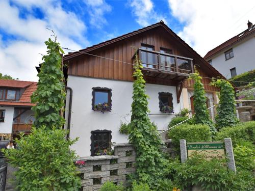 uma casa com hera ao lado em Quaint Farmhouse in Langenbach near the Lake em Langenbach