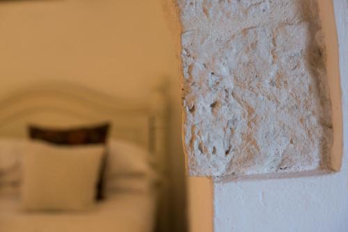 アルベロベッロにあるトゥルッリデアの白壁のクローズアップ(枕付)