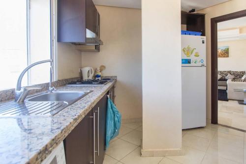 una cucina con lavello e frigorifero di Res Mario 3 Lovely Apartment With Balcony & Sea View Free Wifi a Casablanca