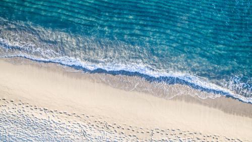 an overhead view of a beach with the ocean at Hotel Solanas in Solanas