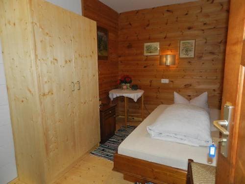 Un pat sau paturi într-o cameră la Gästehaus ALPENROSE