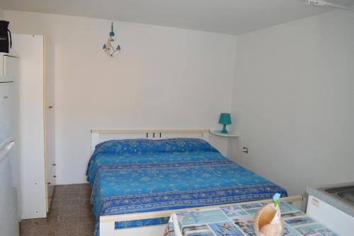 レウカにあるDimora del Marinaioの小さなベッドルーム(ベッド1台、テーブル付)