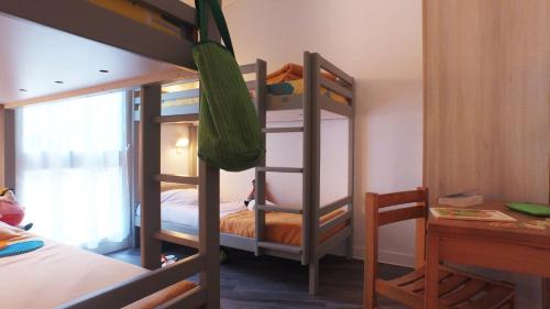 Poschodová posteľ alebo postele v izbe v ubytovaní VVF Résidence Île de Ré Ars-en-Ré