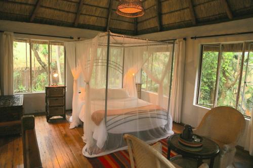 Säng eller sängar i ett rum på Phophonyane Falls Ecolodge