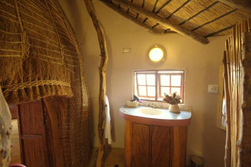 Ett badrum på Phophonyane Falls Ecolodge