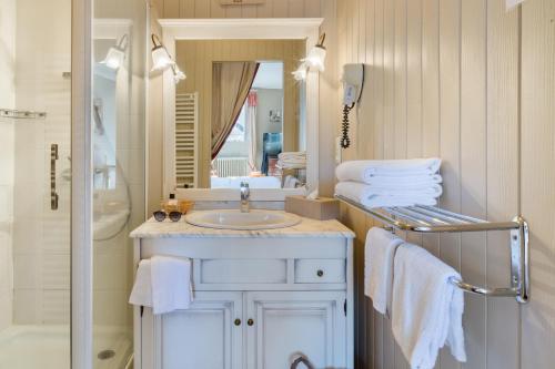 A bathroom at Logis Hôtel Le Beaulieu