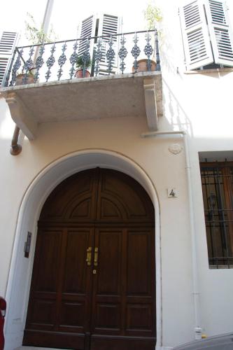 a building with two wooden doors and a balcony at Residenza La Torre in Mantova