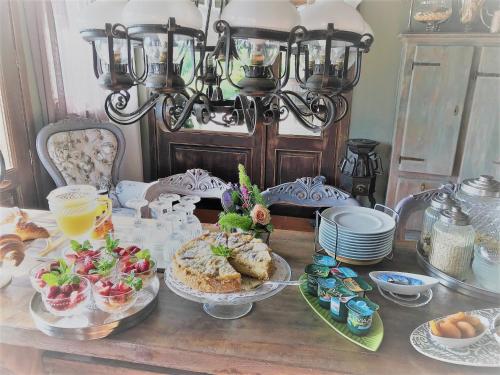 einen Tisch mit Speisen und Desserts in der Unterkunft Agriturismo Gocce di Luna in Celle Ligure