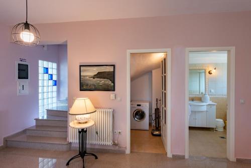 Habitación con pasillo, escalera y lámpara. en Villa Sophia Elena en Minia