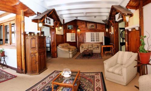 a living room with a couch chairs and a table at Hotel Chalet Suizo in Viña del Mar