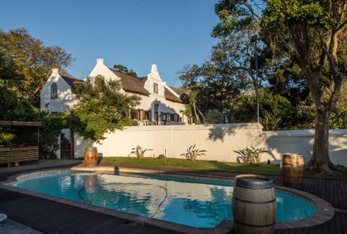 Kolam renang di atau dekat dengan The Manor House