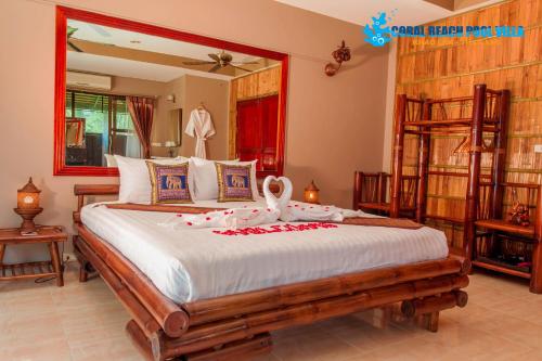 Postel nebo postele na pokoji v ubytování Coral Beach Pool Villa Khao Lak