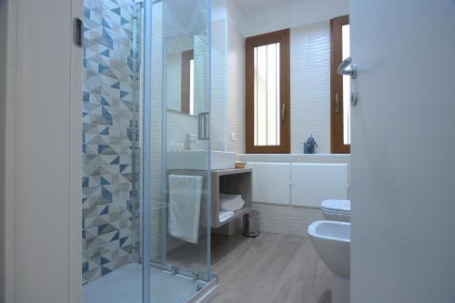a bathroom with a glass shower and a toilet at Il Rifugio Dei Templari in Lecce
