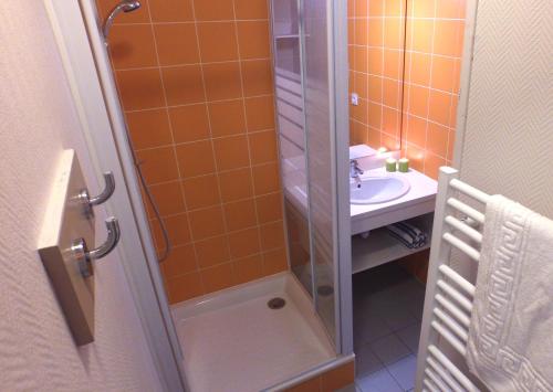 une salle de bain avec douche et lavabo dans l'établissement VVF Lac de Serre-Ponçon, à Chorges