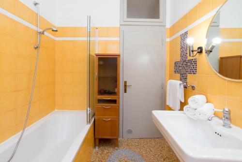 威尼斯的住宿－Gondola Verde VeniseJeTaime，带浴缸、水槽和淋浴的浴室