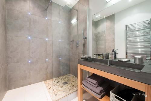 a bathroom with a shower and a sink at Entre Hotes in La Rochelle