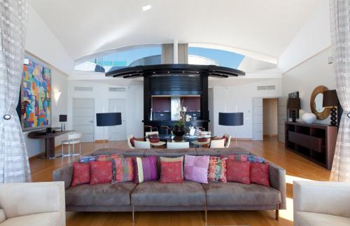 a living room with a couch and a dining room at Senator Banus in Estepona