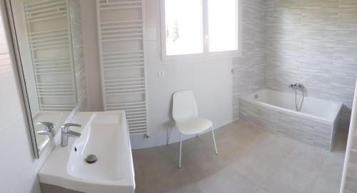 Ванная комната в Boost Your Immo La Courtaude T4