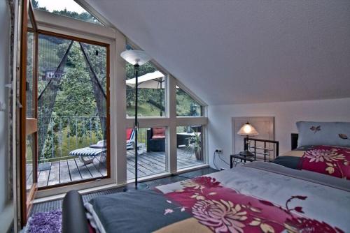 sypialnia z łóżkiem i dużym oknem w obiekcie Gusto Stolberg w mieście Stolberg–Harz