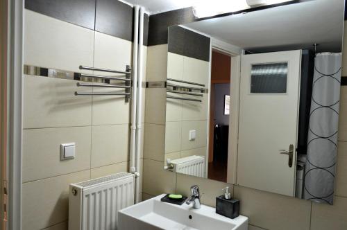 W łazience znajduje się umywalka i lustro. w obiekcie Central Kalamata Cozy Apartment w Kalamácie