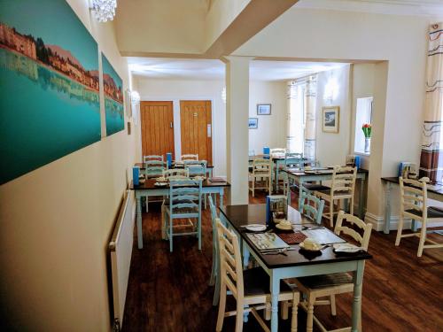 un restaurante con mesas y sillas en una habitación en Craigwell, en Morecambe