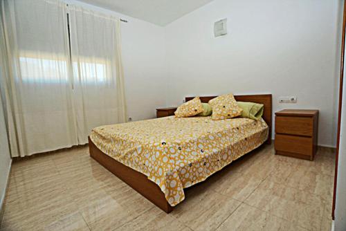 テウラーダにあるApartamento Moraira Centro a 200m de la playa Basicのベッドルーム1室(ベッド1台、ナイトスタンド付)