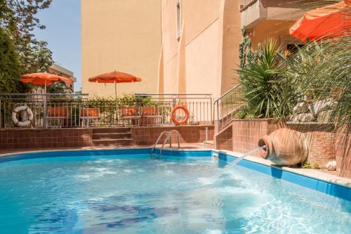 Hotel Michelangeloの敷地内または近くにあるプール