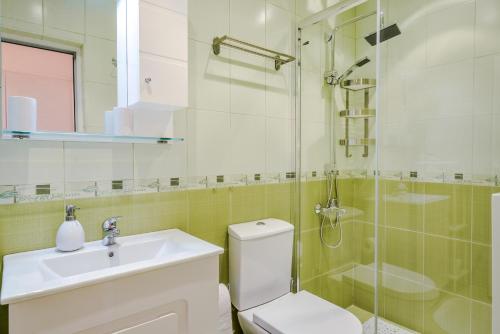 La salle de bains est pourvue de toilettes, d'un lavabo et d'une douche. dans l'établissement The Charming Home - One Bedroom TOP Central Apartment, à Sofia