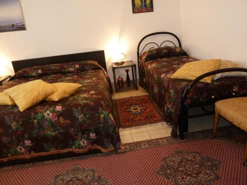 - une chambre avec 2 lits et une table dans l'établissement Ginko, à Pesaro