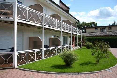 an external view of a building with a green yard at Hotel Villa Undine in Grömitz
