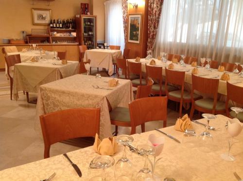 En restaurant eller et andet spisested på Hotel Lory & Ristorante Ferraro