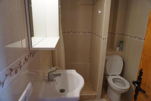 トレビエハにあるApartamentos Mar Azulの小さなバスルーム(洗面台、トイレ付)