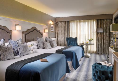 um quarto de hotel com duas camas e uma janela em The Rose Hotel em Tralee