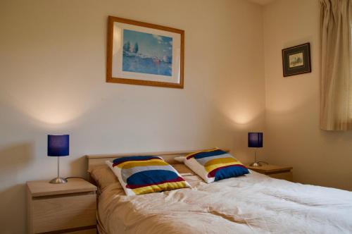 Bright 1 Bedroom Apartment In Edinburghにあるベッド