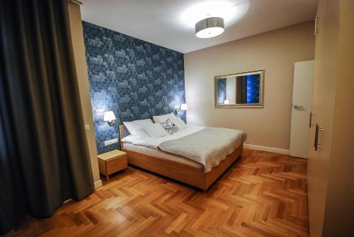 ワンツトにあるApartament Sokołaの青い壁のベッドルーム1室(ベッド1台付)