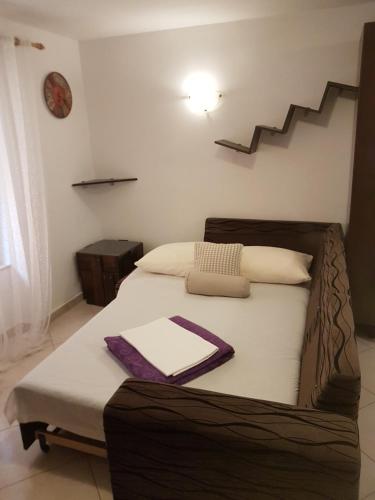Una cama en una habitación con una escalera. en Apartment Varos, en Zadar