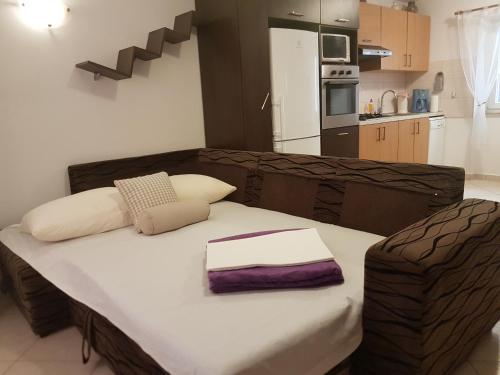 cocina con cama grande en una habitación en Apartment Varos, en Zadar