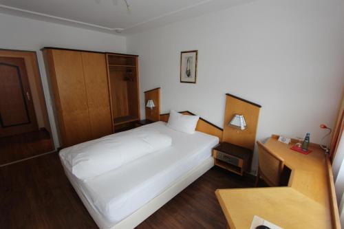 سرير أو أسرّة في غرفة في Gästehaus am Kurpark