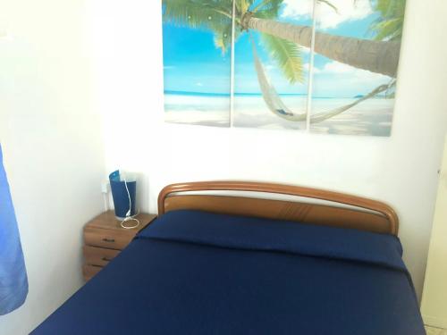 ガリポリにあるAppartamenti Antonaciのビーチの景色を望むベッドルーム1室(ベッド1台付)