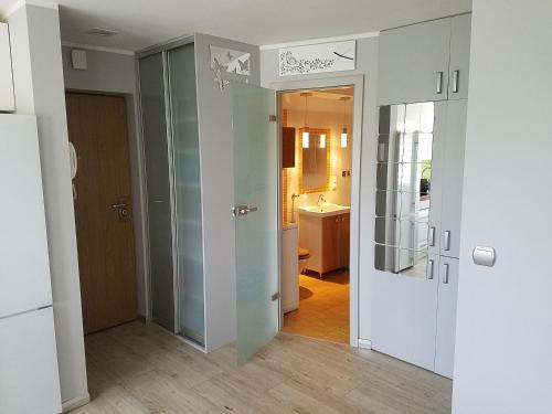 コウォブジェクにあるAPARTAMENT SŁONECZNYの廊下、ドア、バスルームが備わる客室です。