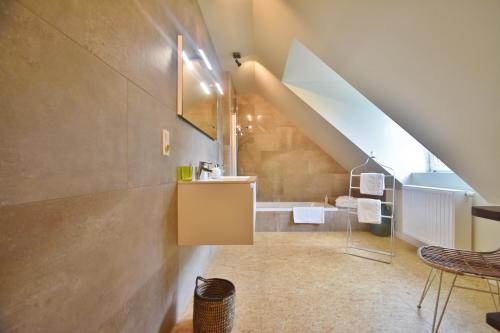 baño con lavabo y escalera en Enroute367, en Varsenare